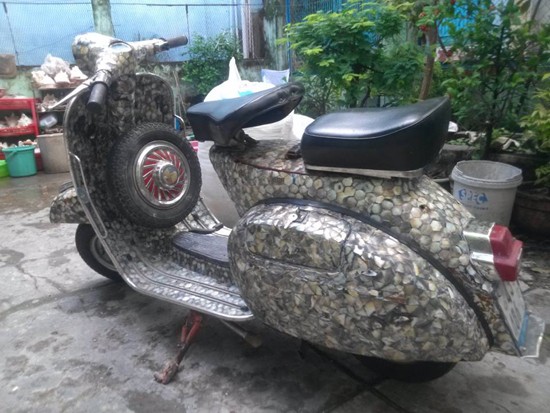 Mới đây, một người đam mê Vespa tại Đà Nẵng đã lột xác chiếc xế nổ già cỗi của mình bằng cách thay bộ cánh mới bằng xà cừ ngọc trai.