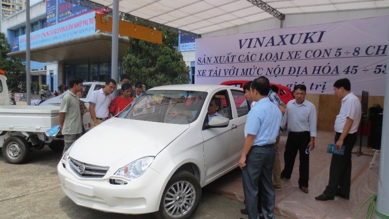 Trong khuôn khổ Triển lãm Vietnam AutoExpo 2014 diễn ra tại Trung tâm triển lãm Giảng Võ, Hà Nội, nhiều người không khỏi tò mò trước mẫu xe do doanh nghiệp Việt Vinaxuki sản xuất.