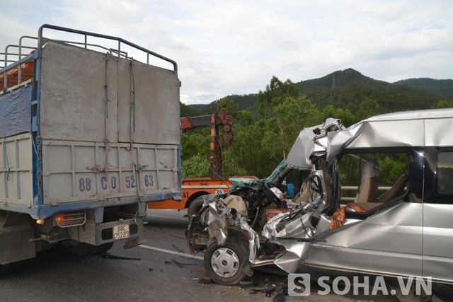 Vụ tai nạn kinh hoàng nói trên xảy ra vào khoảng 5h sáng nay (20/5), trên Quốc lộ 1A, đoạn qua địa bàn xã Nghi Yên (Nghi Lộc, Nghệ An). Ảnh hiện trường vụ tai nạn kinh hoàng.