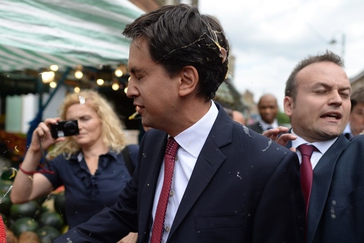 Lãnh đạo Công đảng (Anh) Ed Miliband bị ném trứng ở London.