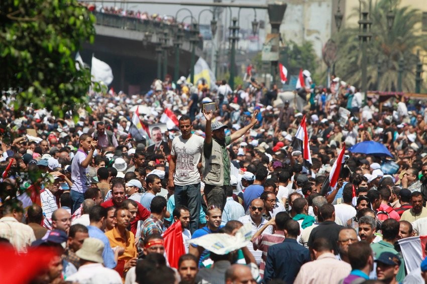 Hàng chục nghìn người ủng hộ Tổng thống bị lật đổ Mohamed Mursi đã xuống đường trong "Ngày Thứ Sáu cuồng nộ" ở thủ đô Cairo.