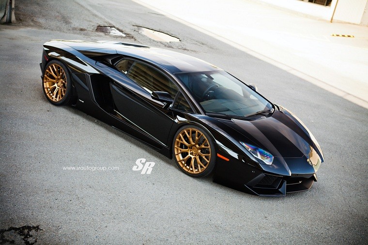 Chú bò Lamborghini Aventador đen bóng được trang bị thêm 4 bánh xe dát vàng lộng lẫy do hãng chuyên độ bánh xe nổi tiếng Pur Wheel.