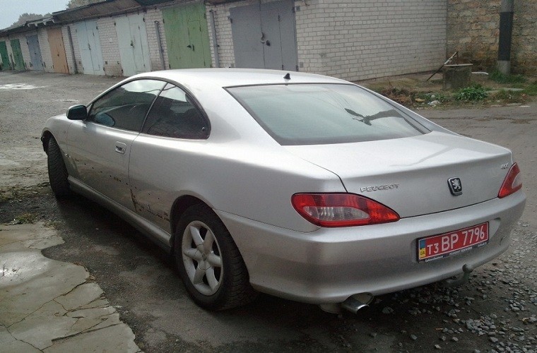 Một thanh niên giấu tên tại Ukraine đã có ý tưởng độc đáo biến chiếc Peugeot 406 cũ kĩ của mình thành chiếc Limousine sang trọng.