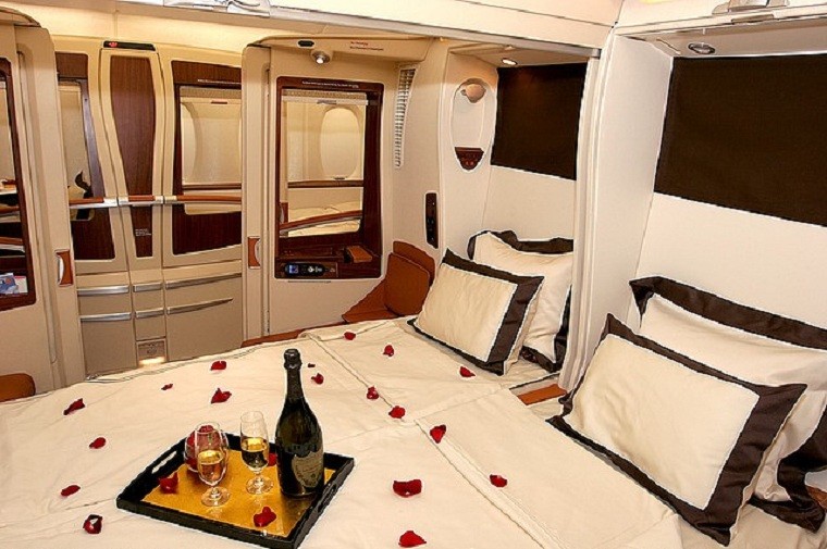 Khoang V.I.P của hãng hàng không Singapore Airlines nổi tiếng với các dịch vụ mát xa và phục vụ rượu đắt tiền. Các buồng mát xa chủ yếu nằm trên máy bay Airbus A380 với phòng cá nhân cùng đầy đủ dịch vụ internet, truyền hình cáp và đầu kỹ thuật số.