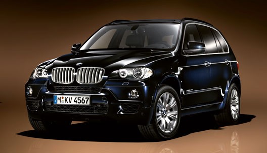 Phiên bản hybrid có tên gọi đầy đủ BMW X5 eDrive concept, kết hợp động cơ điện công suất 95 mã lực cùng một động cơ 4 xi-lanh tăng áp để cân bằng giữa tính năng và hiệu suất.