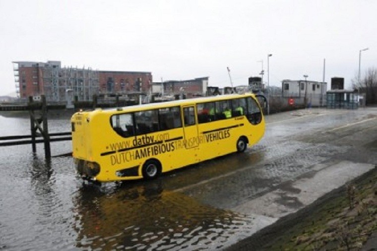 Chiếc xe buýt độc đáo Amfibus của hãng giao thông vận tải của Rotterdam, Hà Lan giúp hành khách vượt qua các đoạn sông hồ khó đi mà không cần sử dụng xà lan như trước. Ngoài ra, xe còn vận chuyển hành khách khi thành phố bị ngập lụt.