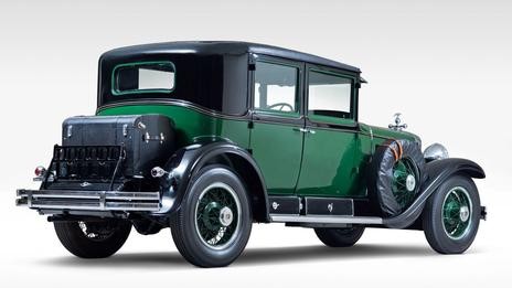 Chiếc Cadillac Al Capone sản xuất năm 1928 có kính chống đạn và cửa làm bằng thép dày nặng đến 1 tấn. Chiếc xe từng thuộc về trùm tội phạm Caddy Capone, chiếc xe bị bắt giữ và đưa vào kho lưu trữ. Năm 1942, tổng thống Mỹ Roosevelt bỗng nghĩ mình cần 1 chiếc xe bọc thép và chiếc xe lại được kéo ra phục vụ vị tổng thống này.