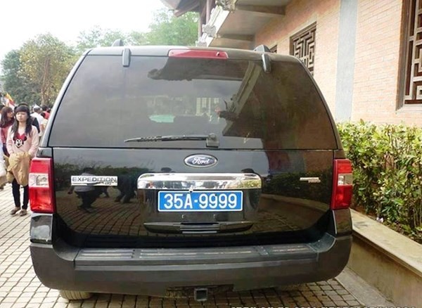 Cư dân Ninh Bình gần đây xôn xao về chiếc xe Ford Expedition đời 2006 được cho là của Giám đốc Công an tỉnh Ninh Bình đeo biển xanh tứ quý 9 siêu đẹp. Điều đáng nói một chiếc Toyota Camry khác màu trắng cũng đeo biển số này tại Ninh Bình.