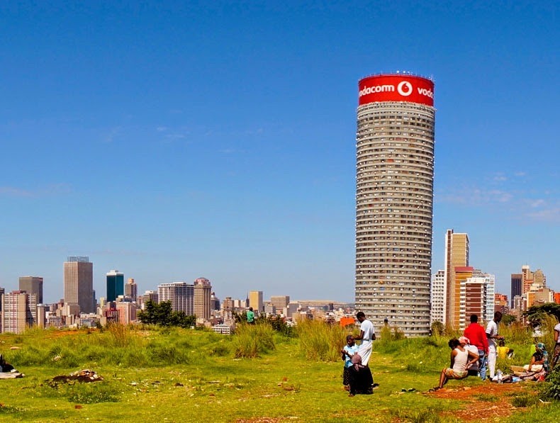 Tòa cao ốc Ponte City tại thành phố Johannesburg, Nam Phi được xây dựng từ năm 1975 nhưng mãi đến năm 2011 mới đi vào ổn định và dân cư chuyển đến sinh sống.