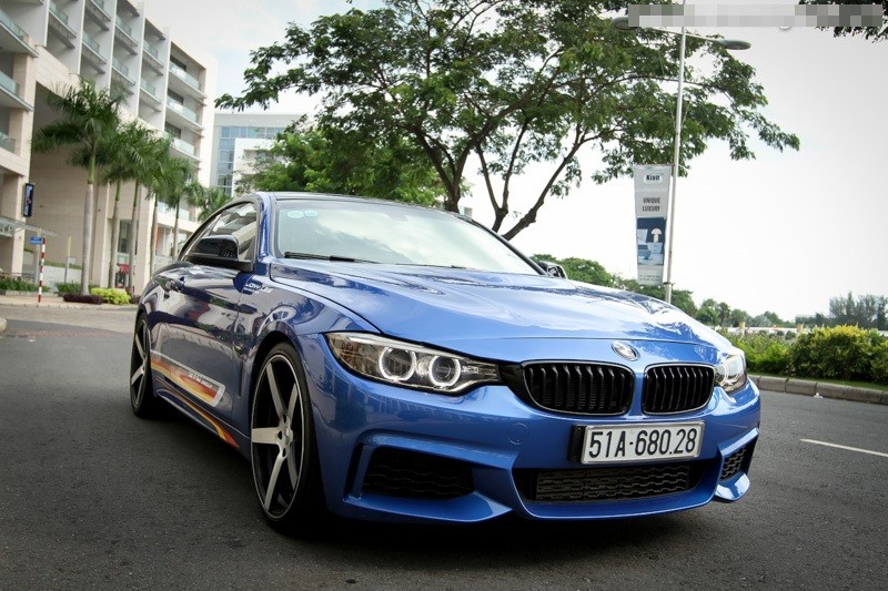 Chiếc sedan BMW 428i nguyên bản có kiểu dáng khá "lành", được anh Nguyễn Hồng Chương, một tay chơi BMW nổi tiếng miền Nam độ lại thân và mâm đậm chất thể thao.