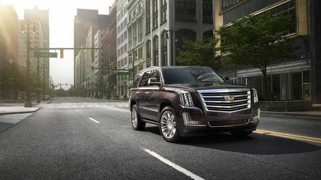 Hãng Cadillac vừa chính thức trình làng phiên bản trang bị cao cấp nhất trong dòng SUV hạng sang mới cỡ lớn Escalade mang tên Platinum được thiết kế để thu hút những khách hàng giàu có.