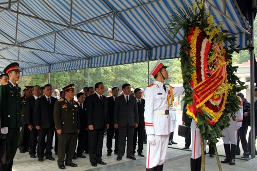 Đoàn ngoại giao nước Cộng hòa dân chủ nhân dân Lào viếng Đại tướng.