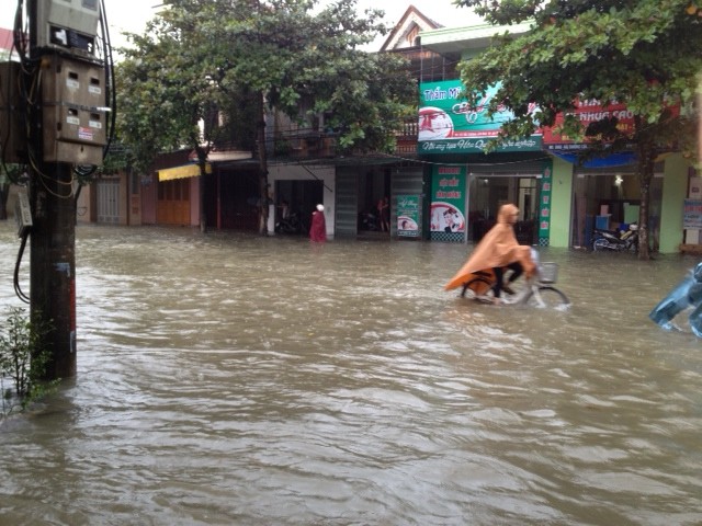 Từ 2010 đến nay, chưa bao giờ Hà Tĩnh bị ngập nặng như vậy. Nhiều tuyến đường trung tâm thành phố như: Nguyễn Biểu, Nguyễn Du, Lý Tự Trọng, Hải Thượng Lãn Ông, Nguyễn Công Trứ... ngập sâu. Ảnh: Đời sống và Pháp luật.