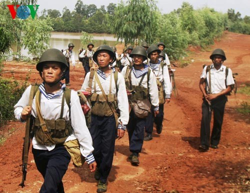 Lữ đoàn Hải quân 147 có nhiệm vụ chính trị trung tâm là huấn luyện, sẵn sàng chiến đấu cơ động bảo vệ chủ quyền biển, đảo của Tổ quốc. Trong ảnh là bộ đội hành quân rèn luyện sức bền.