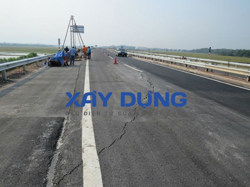 Ngày 21/9 vừa qua, tuyến đường cao tốc Nội Bài - Lào Cai đã được làm lễ thông xe, thông đường. Tuy nhiên, chỉ sau 2 ngày đi vào hoạt động, tại km 83, chiều từ Yên Bái về Phú Thọ đã có một vết nứt dài.