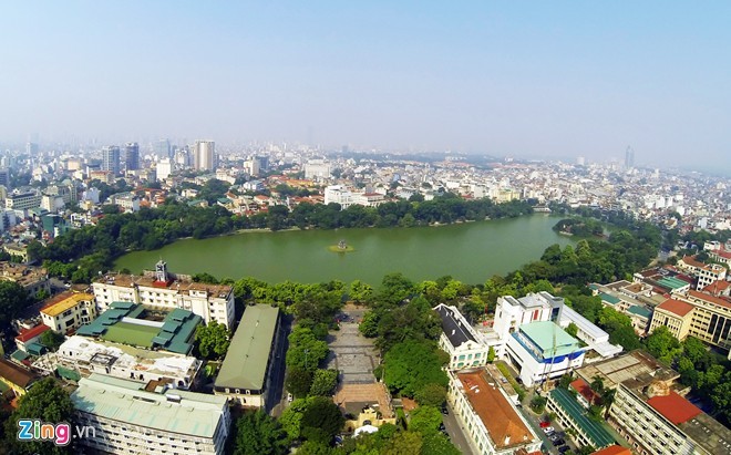 Hồ Hoàn Kiếm (hay còn gọi là hồ Gươm) nằm ở trung tâm thủ đô, kết nối với khu phố cổ do người Pháp quy hoạch cách đây hơn một thế kỷ.