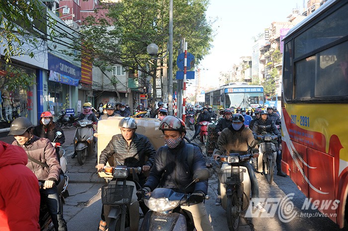 Với mật độ đông đúc, đường Cầu Giấy là một trong những  ‘điểm nóng’ giao thông của thành phố Hà Nội. Vào giờ cao điểm có đến hàng chục ngàn phương tiện lưu thông qua đây mỗi giờ.