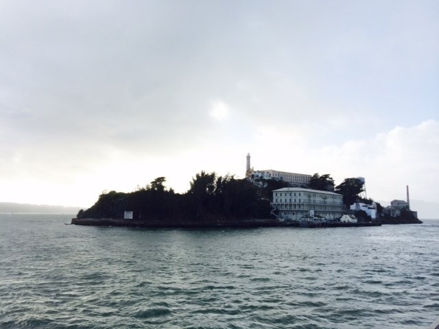  Nhà tù Alcatraz nằm trên đảo Alcatraz ở vịnh San Francisco, Mỹ từ lâu đã nổi tiếng là nhà tù có an ninh nghiêm ngặt nhất nước Mỹ và là nguồn cảm hứng cho các bộ phim nổi tiếng như The Rock, X-Men The Last Stand, The Book of Eli, và Escape from Alcatraz.