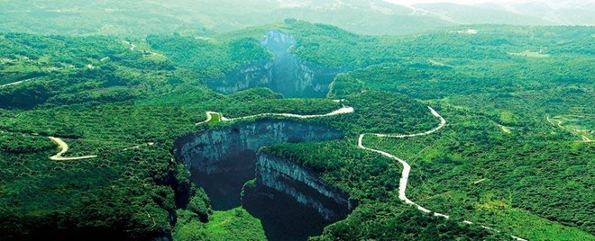 Tọa lạc tại phía tây nam Trung Quốc, huyện Vũ Long thuộc thành phố Trùng Khánh nổi tiếng với nhiều  kỳ quan thiên nhiên tuyệt đẹp như Công viên địa chất Vũ Long, Thiên Sinh Tam Kiều, động Phù Dung, núi Bạch Mã cùng với những dãy núi đá vôi kỳ vĩ.