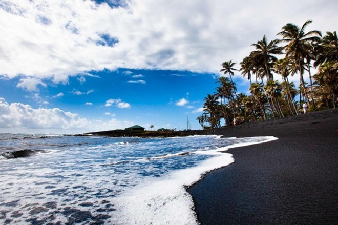  1. Bãi biển Punaluu, Hawaii: Nằm trên Đảo Lớn ở Hawaii, bãi biển này được bao quanh bởi lớp cát đen tuyền tạo ra khi dung nham chảy từ núi lửa Kilauea vào lòng đại dương rồi vỡ thành các mảnh nhỏ trôi dạt vào bờ biển. Đây được xem là một trong những  bãi biển cát đen đẹp nhất thế giới, cũng là điểm đến tuyệt vời để chiêm ngưỡng những con rùa có nguy cơ bị tuyệt chủng – rùa biển Hawksbill và rùa biển xanh. Điều đặc biệt là cát ở đây tuy rất đẹp, nhưng bạn không được phép mang chúng ra khỏi bãi. 