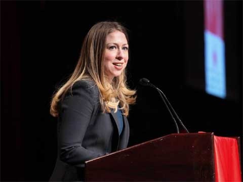 Chelsea Clinton - Phó chủ tịch Quỹ Clinton: Con gái  tổng thống Mỹ thứ 42 - Bill Clinton. Câu nói "quả táo rơi xuống gần cây" đặc biệt đúng khi nói tới con gái nhà Clinton. Trong khi mẹ tập trung cho chiến dịch tranh cử Tổng thống, thì cô con gái Chelsea cũng dồn sức cho Quỹ Clinton, cổ súy cho các hoạt động của quỹ trong cuộc chiến chống béo phì ở trẻ em và các vấn đề y tế toàn cầu. Trước đó, cô gái tốt nghiệp đại học Stanford này làm phóng viên đặc biệt cho NBC News. Chelsea Clinton, hiện 35 tuổi, đã kết hôn với anh Marc Mezvinsky. Họ sinh được cô con gái đầu lòng Charlotte vào mùa hè năm ngoái.