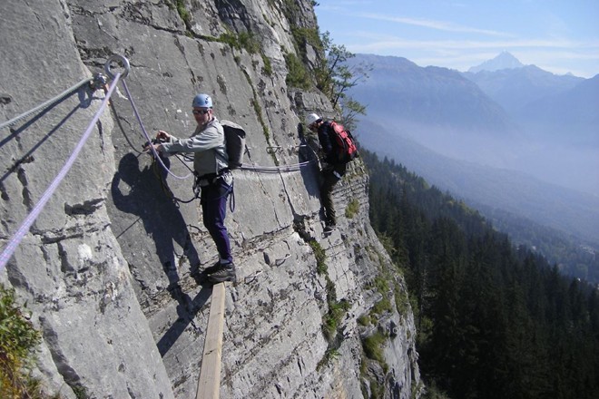  Via Ferrata (Italy và Áo): Tên con đường này nghĩa là “Đường sắt” trong tiếng Italy, chạy qua dãy Alps tuyệt đẹp của Italy và Áo. Ở một số đoạn đường, du khách phải bám vào cáp gắn trên vách núi để vượt qua. Ảnh:  Unseentuscany.