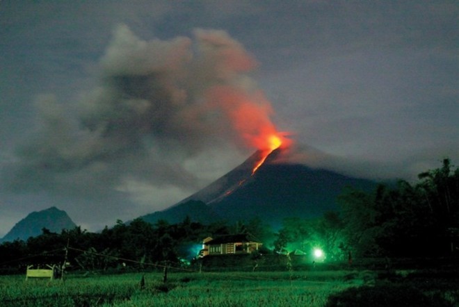  Đỉnh Merapi, Indonesia. Là một trong những  địa danh vô cùng nguy hiểm trên thế giới, tên của đỉnh núi này dịch ra tiếng Indonesia sẽ là 'Lửa trên núi' và điều này thực sự đúng theo nghĩa đen. Mặc dù vẻ ngoài cực kỳ hào nhoáng trong những bức ảnh nhưng trong thế kỷ 20, ngọn núi này đã 60 lần phun trao đe dọa tính mạng và tài sản của hàng trăm dân cư.