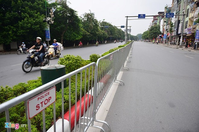 Hàng chục tuyến phố trung tâm thủ đô bị cấm để phục vụ công tác  diễu binh kỷ niệm 70 năm Quốc khánh. Trong ảnh là phố Kim Mã cấm một chiều hướng từ khách sạn Daewoo đi Nguyễn Thái Học.