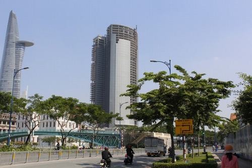 Dự án Saigon One Tower. Dự án nằm tại ngã 3 Hàm Nghi và Tôn Đức Thắng, phường Nguyễn Thái Bình, quận 1, có chủ đầu tư là Công ty cổ phần địa ốc Sài Gòn M&amp;C. Dự án đã xây xong phần thô từ cách đây vài năm, sau đó ngừng thi công và để không đến nay.