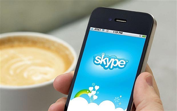  1. Skype Skype tiện lợi vì có thể sử dụng trên tất cả hệ điều hành của smartphone. Skype kết nối trực tiếp 2 thiết bị cần liên lạc chứ không thông qua máy chủ. Nhờ đó chất lượng cuộc gọi cũng như nhắn tin luôn ở mức tốt và ổn định. Điểm trừ của Skype là sẽ không gửi tin nhắn cho những người đang offline.