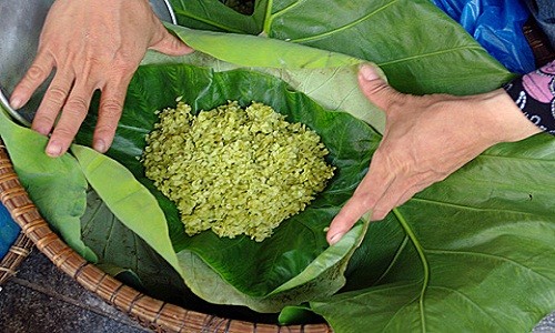 Vào mùa thu, không khó tìm mua  cốm tươi Hà Nội ở đường Xuân Thủy (Cầu Giấy), đường Cốm Vòng (khu Dịch Vọng Hậu). Mức giá mỗi lạng cốm đầu mùa dao động từ 20.000 -22.000 đồng/lạng.