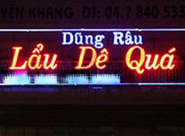 Tấm biển quảng cáo của quán đã bị mất chữ "n" ở từ "quán" khiến nội dung thay vì "lẩu dê quán" thành "lầu dê quán", khiến không ít người phì cười.