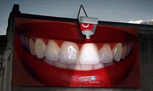 Tấm  biển quảng cáo làm trắng răng hết sức sáng tạo của sản phẩm kem đánh răng Colgate.