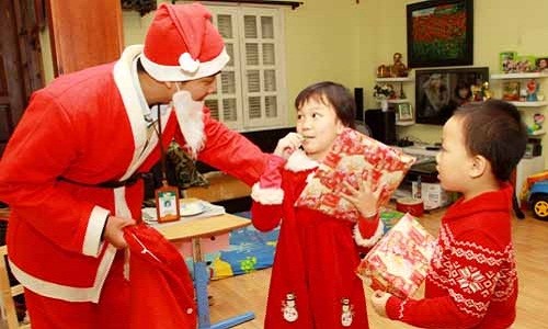 Hàng loạt  dịch vụ Noel đã bắt đầu được tung ra vì thời gian đến giáng sinh chỉ còn 1 tuần lễ. Trong đó, dịch vụ thuê ông già Noel phát quà đắt khách nhất. Tùy vào quãng đường di chuyển và các yếu tố khác, mỗi lần thuê ông già Noel có giá từ 100.000 - 250.000 đồng.