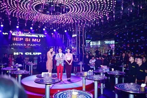 Thông tin báo CAND cho biết, Công ty TNHH Nhà hàng Club 39 (Tòa nhà Kumho Asiana Plaza - TPHCM) của  Đàm Vĩnh Hưng và một số cổ đông khác đang vướng tranh chấp về việc cho thuê mặt bằng với Ban quản lý Tòa nhà Kumho Asiana Plaza. Sự việc chưa ngã ngũ, song những tiết lộ của ca sĩ này cho thấy khối tài sản kinh doanh của anh khá khổng lồ.