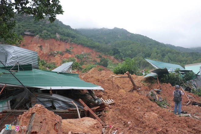 4 người chết và 6 người khác bị thương trong vụ sạt lở kinh hoàng vừa xảy ra tại TP Nha Trang, Khánh Hòa hôm 20/12. Tại hiện trường, hàng nghìn khối đất đá đổ ập xuống, ảnh hưởng tới 12 nhà dân, trong đó có 7 căn nhà bị vùi lấp hoàn toàn. Nguồn ảnh: Zing.