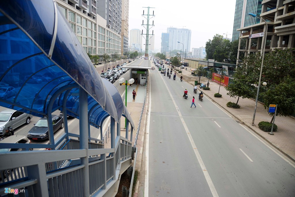 Sau khi tuyến  buýt nhanh BRT đưa vào sử dụng, ngoài chuyện ùn tắc, bị ôtô, xe máy lấn làn, dự án này còn một số bất cập như thiếu người hướng dẫn cho hành khách hoặc do nhà chờ ở giữa dải phân cách nên người đi bộ đi lại lộn xộn. Tại nhà chờ Khuất Duy Tiến, một phụ nữ sang đường sai quy định, mặc dù cầu vượt bộ hành có lối dẫn vào nhà chờ BRT.