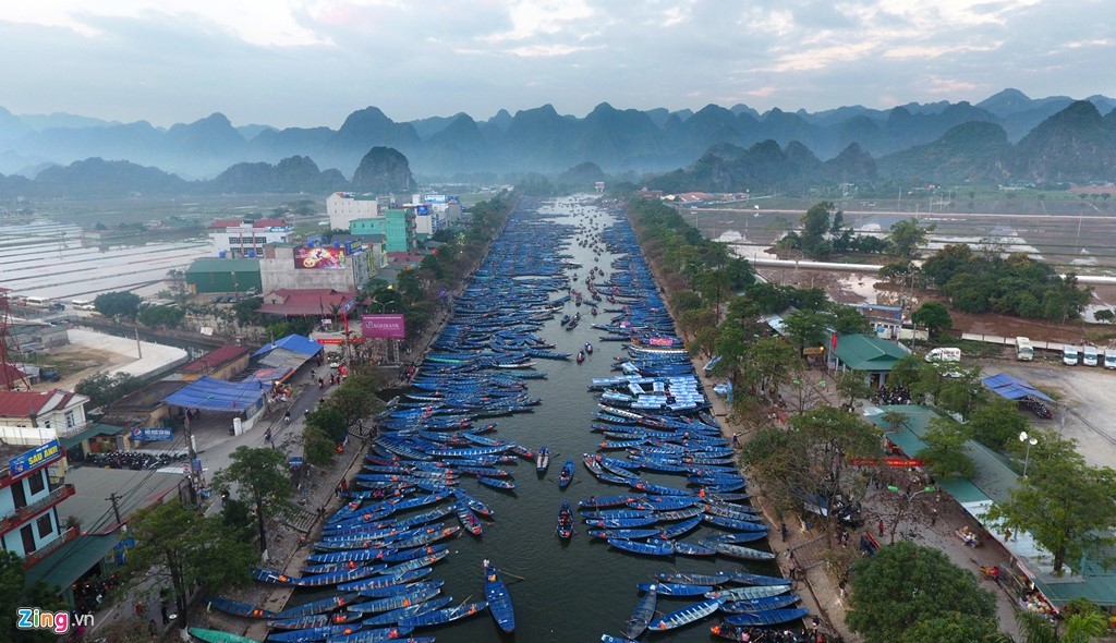 6h ngày mùng 6 Tết (2/2 dương lịch), lễ khai hội chùa Hương bắt đầu. Bến thuyền suối Yến (xã Hương Sơn, huyện Mỹ Đức, TP. Hà Nội) tấp nập đưa người vào chùa Hương.