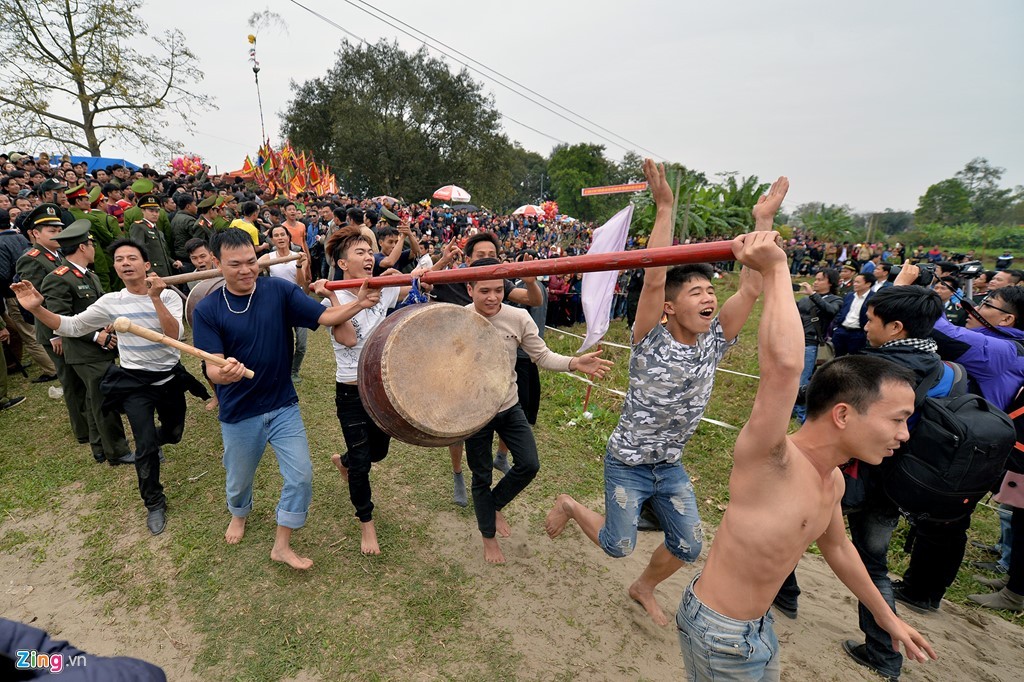  Lễ hội làng Hiền Quan diễn ra trong hai ngày 12 và 13 tháng Giêng âm lịch. Chiều 9/2 là màn hội sôi động nhất với trò thanh niên trong làng chia nhóm tham gia cướp phết.