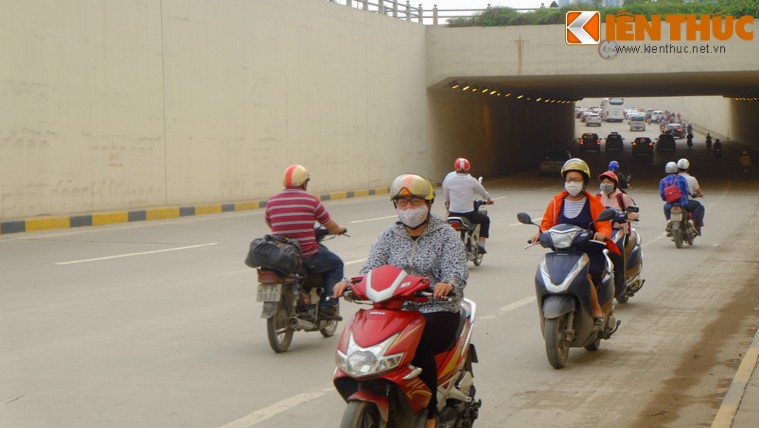 Thời gian gần đây, tại hầm chui Trung Hòa (nút giao Big C - Trần Duy Hưng, Hà Nội) xuất hiện tình trạng rất đông người dân thản nhiên  đi ngược chiều, bất chấp nguy hiểm cho tính mạng bản thân và ảnh hưởng đến các phương tiện giao thông khác.