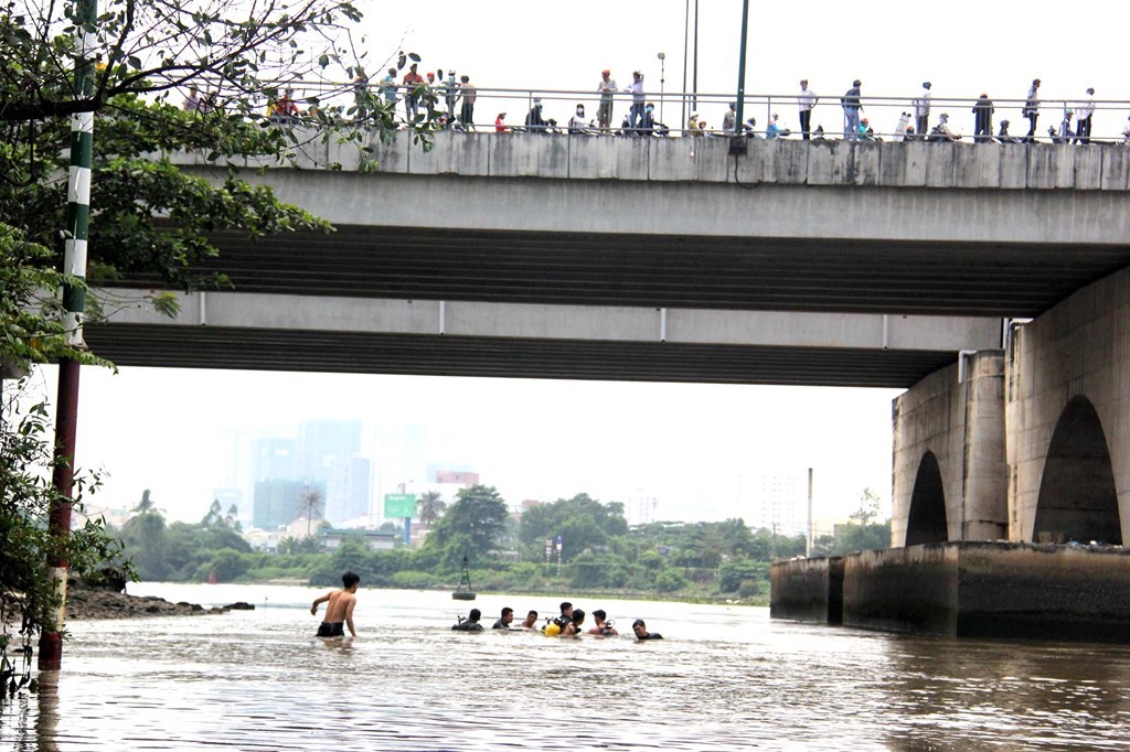 Liên quan đến vụ tai nạn  bé trai tắm sông bị nước cuốn thương tâm, thông tin ban đầu cho hay, sáng 29/3, bé Trần Thanh Bình (11 tuổi, quê Lâm Đồng) cùng 4 em khác ra sông Sài Gòn, đoạn dưới chân cầu Bình Lợi cũ (phường Hiệp Bình Chánh, quận Thủ Đức), để bơi. Trong lúc cả nhóm đang tắm sông, bất ngờ Bình bị nước cuốn ra xa, các em còn lại hốt hoảng hô hoán.