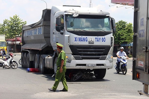 Tuần qua, hàng loạt vụ tai nạn giao thông nghiêm trọng xảy ra, thiệt hại lớn về người và tài sản. Khoảng 16h30 ngày 13/4, trên đường Hồ Chí Minh, đoạn qua địa phận xóm 2, xã Phương Điền, huyện Hương Khê (Hà Tĩnh) xảy ra vụ va chạm giữa xe tải và xe máy đi cùng chiều. Vụ tai nạn khiến 4 người trên xe máy thương vong. Ảnh: Mai Trâm.