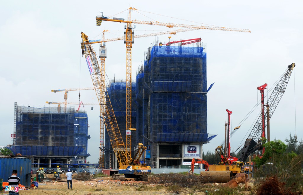 Siêu tổ hợp giải trí và du lịch Cocobay Đà Nẵng đang đẩy nhanh tiến độ để kịp hoàn thành giai đoạn 1 phục vụ  Tuần lễ Cấp cao APEC. Công trình được xây trên diện tích 31 ha ở phường Hòa Hải, quận Ngũ Hành Sơn, cạnh hai sân golf và sông Cổ Cò.