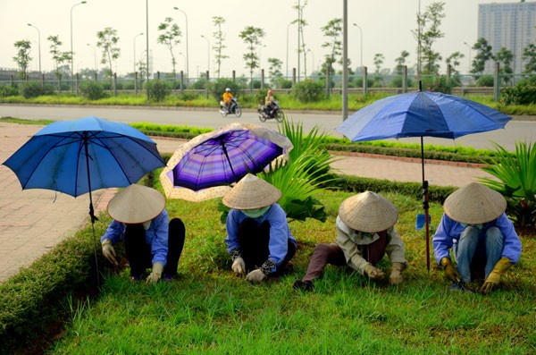 Những ngày gần đây, nhiều nơi đang trải qua đợt nắng nóng khó chịu, nền nhiệt lên đến 39 độ C, ảnh hưởng đến đời sống sinh hoạt của người dân. Nhiều "chiêu thức"  chống nắng bá đạo đã được phát minh ra.