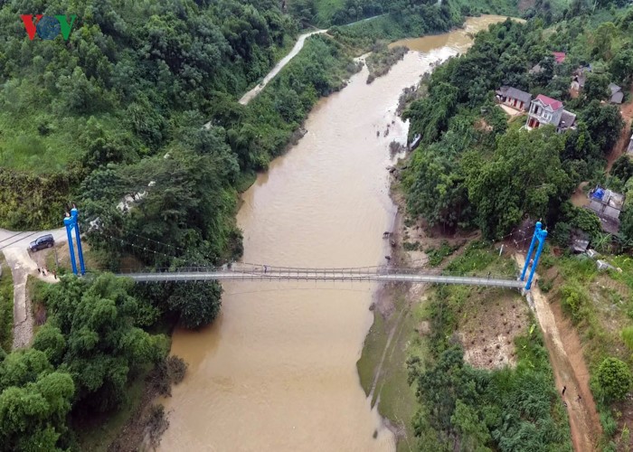 Trước khi có cây  cầu Ngòi Hút này, các hộ dân ở thôn Khe Gai, xã Đông An, huyện Văn Yên (Yên Bái) phải đi bằng mảng tre, bám theo dây để sang bờ bên kia.