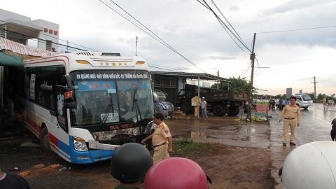 Vụ  tai nạn giao thông nghiêm trọng đã xảy ra vào khoảng 16h chiều 11/8, trên quốc lộ 14, đoạn qua xã Đắk Lao, huyện Đắk Mil (Đắk Nông). Xe khách đang ôm cua thì phát hiện xe tải băng qua đường, tài xế buộc phải phanh gấp dẫn đến va chạm liên hoàn khiến nhiều người bị thương. Ảnh: Vietnamnet.