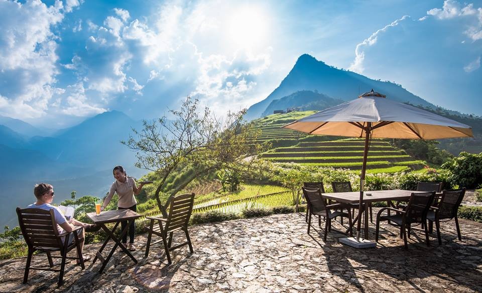 Những ngày đầu tháng 9, nhiều thửa ruộng vùng cao Sapa, Mù Cang Chải, Hòa Bình... đã bắt đầu vào độ chín. Đây cũng là lúc giới trẻ, người yêu du lịch có thể "xách ba lô lên và đi", tận hưởng những cảnh sắc tuyệt đẹp của cánh đồng lúa vàng óng. Topas Ecolodge là một trong những nơi dừng chân độc đáo của Sapa - nơi mà chỉ với vài bước chân hoặc đơn giản là ngồi một chỗ du khách cũng có thể hòa mình với thiên nhiên. Ảnh: Mytour.