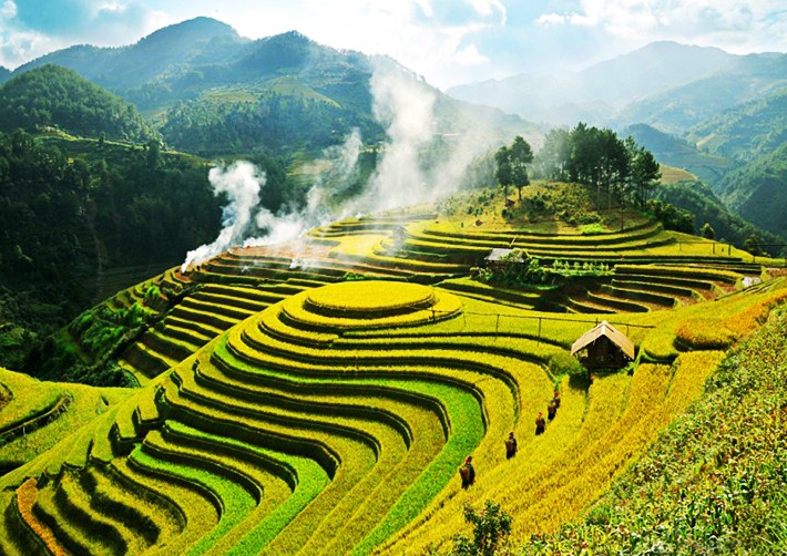 Cảnh sắc tuyệt đẹp này chỉ có vào những ngày  thu tháng 9, khi những thửa ruộng chín vàng rực rỡ. Những bước chân lạc đến đây dường như quên lối về vì khung cảnh đẹp như một bức tranh hoàn mĩ. Bạn có thể tìm được những cánh đồng lúa đẹp mê mải này ở vùng Tây Bắc: Tú Lệ, Mù Cang Chải, Y Tý, hay Tả Van. Ảnh: Dulich24