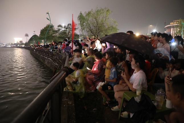 Đúng 21h30, pháo hoa nổ vang rền giữa trời đêm. Cả một vùng trời Phú Thọ sau đó ngập trong sắc màu đỏ, vàng, xanh… lung linh, huyền ảo.