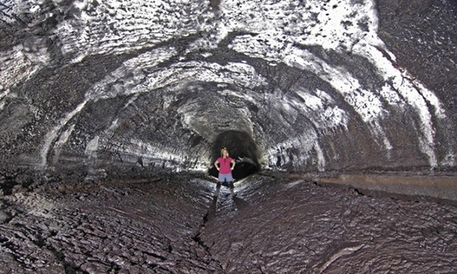 Hang Kazumura dài 65km và sâu hơn 0,8km là một  ống dung nham có khoảng 100 lối vào trên đảo Hawaii, hang động này hình thành từ bốn đến sáu thế kỷ trước, khi một miệng phun ở phía đông của Kilauea Caldera phun trào, đẩy dung nham xuống sườn phía đông bắc của núi lửa.